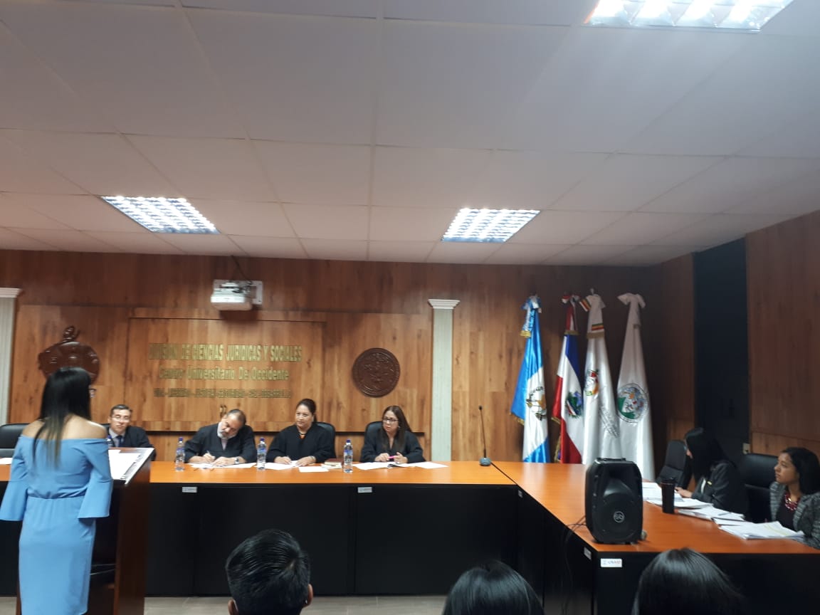 Representante de las familia Pérez Balam presentando sus argumentos